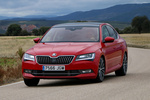 Skoda Superb 2.0 TDI 150 CV DSG Laurin & Klement Turismo Rojo Fuego Exterior Frontal-Lateral 5 puertas