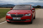Skoda Superb 2.0 TDI 150 CV DSG Laurin & Klement Turismo Rojo Fuego Exterior Frontal-Lateral 5 puertas