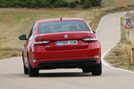 Skoda Superb 2.0 TDI 150 CV DSG Laurin & Klement Turismo Rojo Fuego Exterior Lateral-Posterior 5 puertas