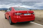 Skoda Superb 2.0 TDI 150 CV DSG Laurin & Klement Turismo Rojo Fuego Exterior Lateral-Posterior 5 puertas
