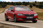 Skoda Superb 2.0 TDI 150 CV DSG Laurin & Klement Turismo Rojo Fuego Exterior Lateral-Frontal 5 puertas