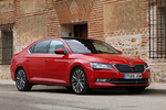 Skoda Superb 2.0 TDI 150 CV DSG Laurin & Klement Turismo Rojo Fuego Exterior Lateral-Frontal 5 puertas