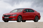 Skoda Superb 2.0 TDI 150 CV DSG Laurin & Klement Turismo Rojo Fuego Exterior Frontal-Lateral 5 puertas