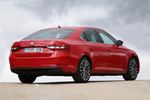 Skoda Superb 2.0 TDI 150 CV DSG Laurin & Klement Turismo Rojo Fuego Exterior Posterior-Lateral 5 puertas