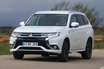 Mitsubishi Outlander PHEV PHEV Kaiteki Todo terreno Blanco Silky Exterior Frontal-Lateral 5 puertas