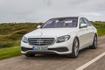 Mercedes-Benz Clase E E 350 e Berlina Gama Clase E Turismo Designo Diamond White Bright Exterior Frontal-Lateral 4 puertas