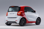 smart fortwo 0.9 90 CV twinamic Ushua&iuml;a Limited Edition Turismo Blanco Cristal y Rojo Exterior Lateral-Posterior 3 puertas
