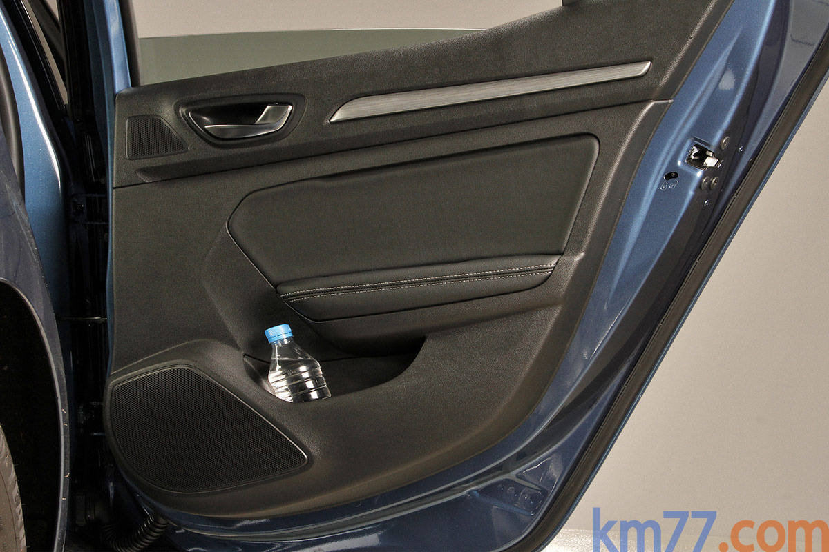 Renault M&eacute;gane dCi 110 ZEN Turismo Azul Berl&iacute;n Interior Puerta 5 puertas