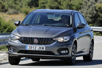Fiat Tipo 1.6 Multijet 120 CV Opening Edition Plus Turismo Gris Colosseo Exterior Frontal-Lateral 4 puertas