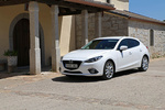 Mazda Mazda3 5p SKYACTIV-D 1.5 105 CV Luxury Turismo Arctic White Exterior Frontal-Lateral 5 puertas