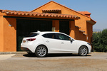 Mazda Mazda3 5p SKYACTIV-D 1.5 105 CV Luxury Turismo Arctic White Exterior Posterior-Lateral 5 puertas