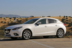 Mazda Mazda3 5p SKYACTIV-D 1.5 105 CV Luxury Turismo Arctic White Exterior Frontal-Lateral 5 puertas