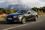 Mazda Mazda3 Gama SportSedan Luxury Premium Turismo Machine Grey Exterior Frontal-Lateral 4 puertas