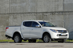 Mitsubishi L200 D/C 250 DI-D Motion Pick up Exterior Lateral-Frontal 4 puertas