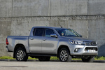 Toyota Hilux 2.4 150D 4x4 Aut VXL Pick up Exterior Lateral-Frontal 4 puertas