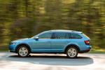 Skoda Scout Turismo familiar Azul Race Metalizado Exterior Lateral 5 puertas