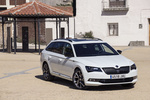 Skoda Superb 2.0 TDI 190 CV AdBlue DSG 4x4 Combi Sportline Turismo familiar Blanco Candy Exterior Frontal-Lateral 5 puertas