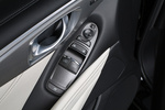 Infiniti Q60 2.0 t Premium Coup&eacute; Interior Mandos puerta 2 puertas