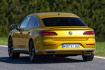 Volkswagen Arteon 2.0 TDI 4MOTION 176 kW (240 CV) DSG 7 vel. R-Line Turismo Amarillo C&uacute;rcuma metalizado Exterior Posterior-Lateral 5 puertas