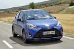 Toyota Yaris 100H Feel! Turismo Bi-tono Azul Exterior Lateral-Frontal 5 puertas