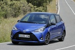 Toyota Yaris 100H Feel! Turismo Bi-tono Azul Exterior Lateral-Frontal 5 puertas