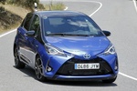 Toyota Yaris 100H Feel! Turismo Bi-tono Azul Exterior Lateral-Frontal 5 puertas