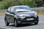Toyota Yaris 110 Feel! Turismo Gris Grafito Exterior Lateral-Frontal 5 puertas