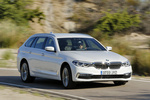 BMW Serie 5 530d Luxury Line Turismo familiar Alpinweiss Exterior Frontal-Lateral 5 puertas