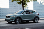 Volvo XC40 T5 AWD Momentum Todo terreno Amazon Blue / Techo Blanco Exterior Frontal-Lateral 5 puertas
