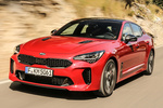 KIA Stinger  3.3 T-GDI 4x4 370 CV GT Turismo HiChroma Red Exterior Frontal-Lateral 5 puertas