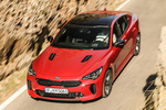 KIA Stinger  3.3 T-GDI 4x4 370 CV GT Turismo HiChroma Red Exterior Frontal-Lateral-Cenital 5 puertas