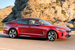 KIA Stinger  3.3 T-GDI 4x4 370 CV GT Turismo HiChroma Red Exterior Lateral-Frontal 5 puertas