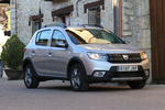 Dacia Sandero Stepway TCE 66 kW (90 CV) Stepway Turismo Gris Platino Exterior Lateral-Frontal 5 puertas
