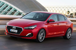 Hyundai i30 Gama i30 Fastback Gama i30 Fastback Turismo Engine Red Exterior Lateral-Frontal 5 puertas