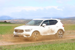 Volvo XC40 T5 AWD Momentum Todo terreno Blanco S&oacute;lido Exterior Frontal-Lateral 5 puertas