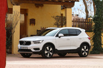 Volvo XC40 T5 AWD Momentum Todo terreno Blanco S&oacute;lido Exterior Frontal-Lateral 5 puertas