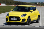 Suzuki Swift 1.4 BOOSTERJET Sport Turismo Champion Yellow Exterior Frontal-Lateral 5 puertas