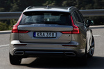 Volvo V60 T6 AWD Inscription Turismo familiar Pebble Grey Exterior Posterior-Lateral 5 puertas