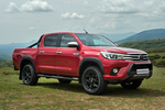 Toyota Hilux 2.4 150D 4x4 Aut Invincible (50 aniversario) Pick up Exterior Lateral-Frontal 4 puertas