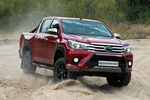 Toyota Hilux 2.4 150D 4x4 Aut Invincible (50 aniversario) Pick up Exterior Lateral-Frontal 4 puertas