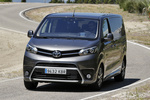 Toyota Proace 2.0 D 130 kW (180 CV) Aut. Verso Family Medio High 8 plazas Veh&iacute;culo comercial Dark Falcon Exterior Frontal-Lateral 5 puertas