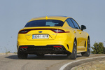 KIA Stinger  3.3 T-GDI 4x4 370 CV GT Turismo Sunset Yellow Exterior Posterior-Lateral 5 puertas