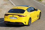KIA Stinger  3.3 T-GDI 4x4 370 CV GT Turismo Sunset Yellow Exterior Posterior-Lateral 5 puertas
