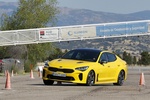 KIA Stinger  3.3 T-GDI 4x4 370 CV GT Turismo Sunset Yellow Exterior Maniobra de Esquiva 5 puertas