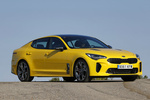 KIA Stinger  3.3 T-GDI 4x4 370 CV GT Turismo Sunset Yellow Exterior Frontal-Lateral 5 puertas