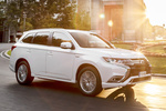 Mitsubishi Outlander PHEV Motion Kaiteki Todo terreno Blanco Silky Exterior Lateral-Frontal 5 puertas