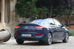 Hyundai i30 Fastback T-GDi 1.4 103 kW (140 CV) DCT Fastback Style Turismo familiar Stargazing Blue Exterior Posterior-Lateral 5 puertas