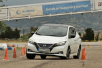 Nissan LEAF 40 kWh Tekna Turismo Blanco Perlado Exterior Maniobra de Esquiva 5 puertas