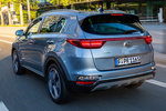 KIA Sportage 1.6 CRDi 100 kW (136 CV) 7DCT 4x4 Emotion Todo terreno Lunar Silver con Techo Black Pearl Exterior Posterior-Lateral 5 puertas