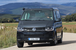 Volkswagen T6 2.0 TDI BMT 110 kW (150 CV) DSG 7 vel. 4MOTION California Beach Veh&iacute;culo comercial Gris Indio Metalizado/Deep Black Efecto Perla Exterior Frontal-Lateral 4 puertas